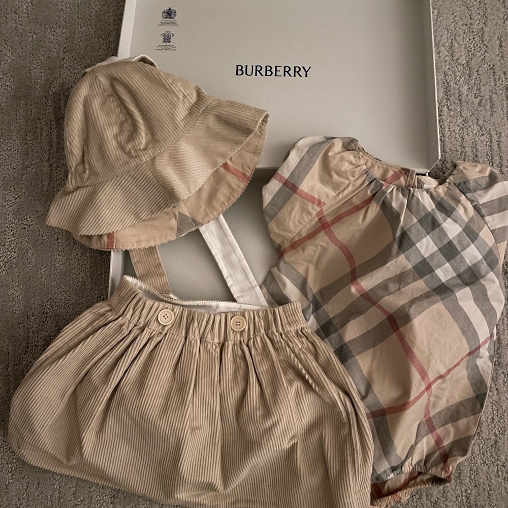 Burberry Checkered Baby Outfit in Beige and Gray